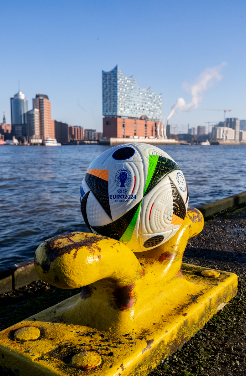 九游娱乐线上-Uzi重返赛场，表现优异首场状态出色，曼联观众沸腾！比赛高潮迭起的简单介绍-九游娱乐线上